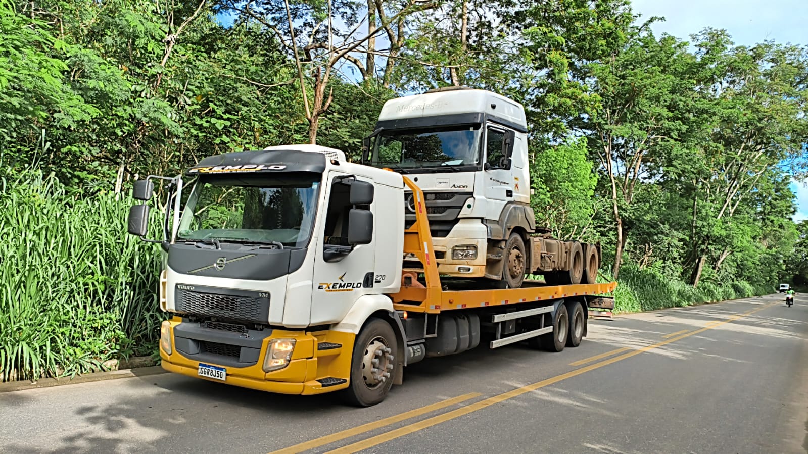 Guincho plataforma Volvo da Exemplo transportando um caminhão Mercedes-Benz