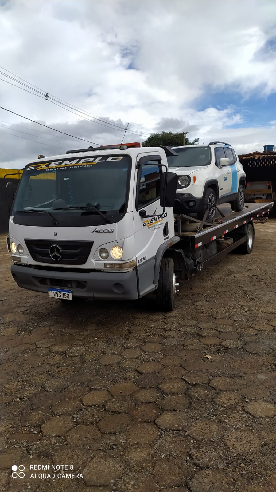 Jeep Renegade transportado em guincho plataforma da Exemplo