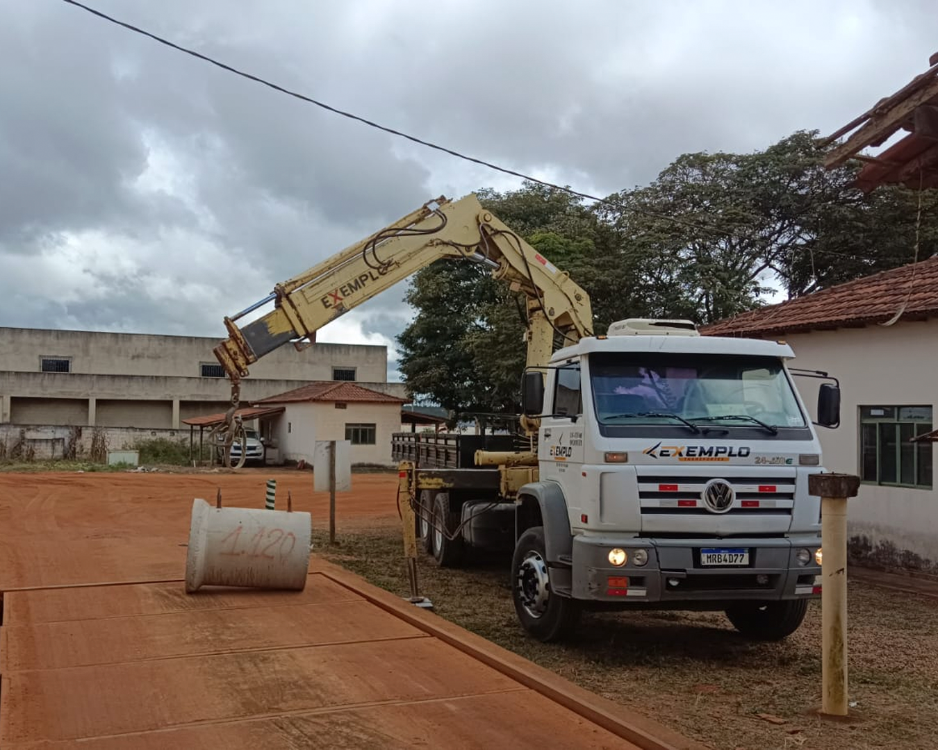 Caminhão Munck da Exemplo Transportes em uma operação planejada