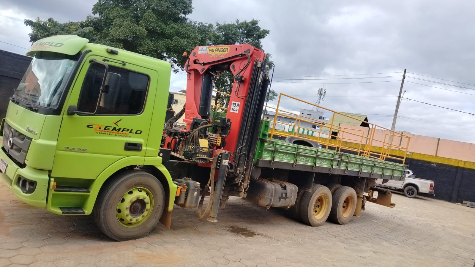 Caminhão Munck verde da Exemplo com guindaste articulado Palfinger
