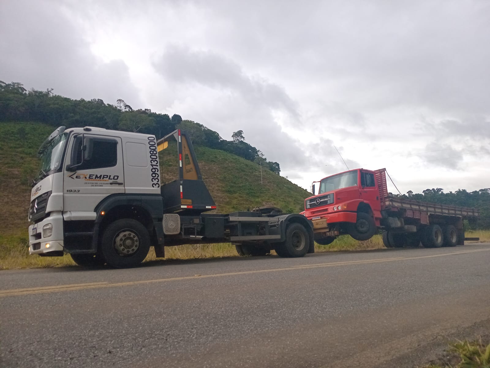 Guincho pesado da Exemplo rebocando um caminhão vermelho