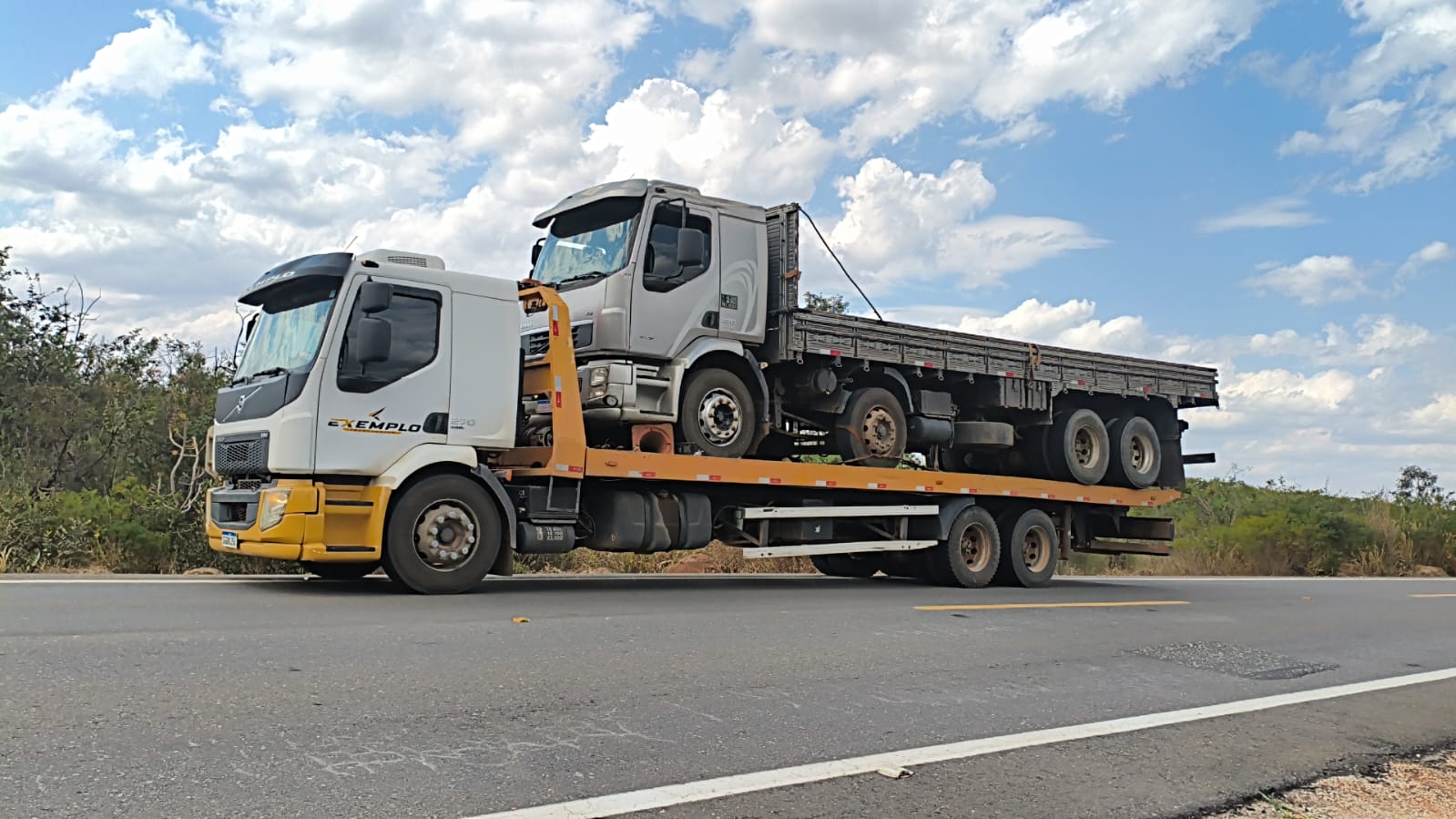 Caminhão da Exemplo transportando um caminhão de carga em plataforma