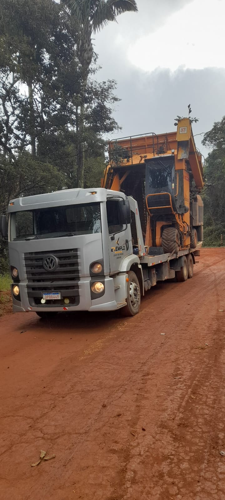 Máquina de grande porte transportada em caminhão plataforma da Exemplo