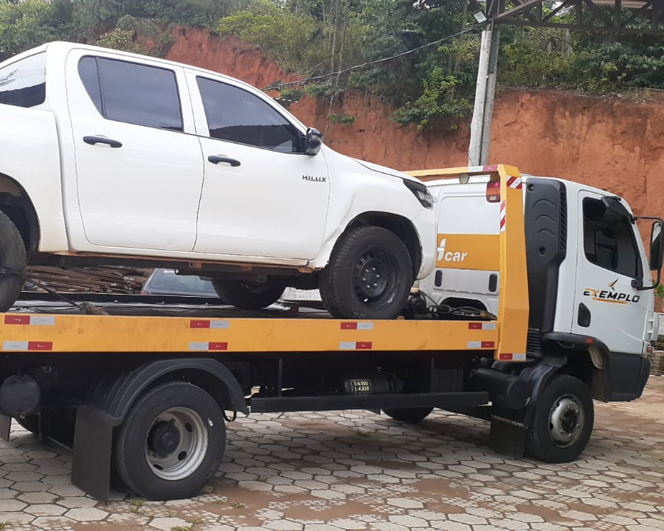 Veículo transportado em caminhão plataforma da Exemplo Transportes